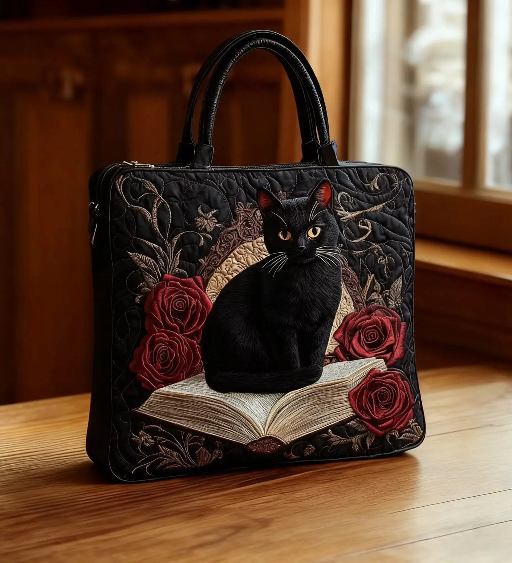 Borsa artigianale trapuntata con gatto nero e libri
