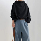 Lisa | Top Casual con Collo Alto" can be rewritten as "Lisa | Casual High-Neck Top.