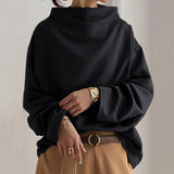 Lisa | Top Casual con Collo Alto" can be rewritten as "Lisa | Casual High-Neck Top.