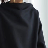 Lisa | Top Casual con Collo Alto" can be rewritten as "Lisa | Casual High-Neck Top.