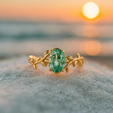 Anello d'oro con agata verde e motivi fogliari