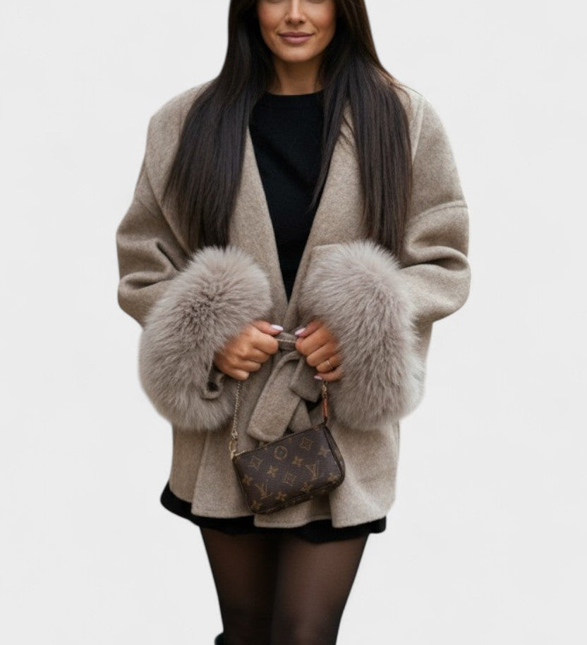 Dagmar™ | Cappotto elegante con pelliccia ecologica